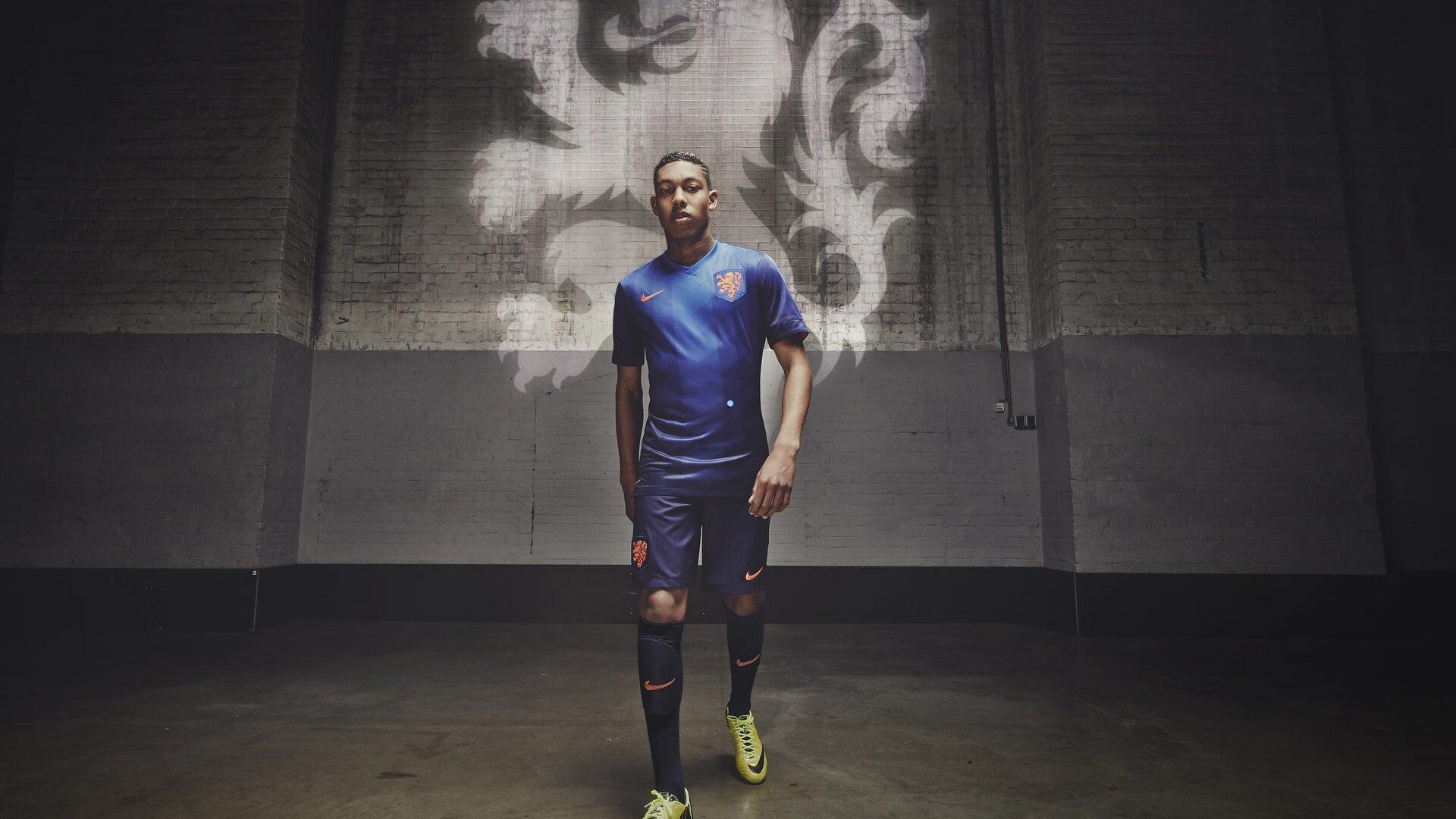 名记曝曼联淡化冬窗收购内维斯传闻，战术博弈还是真实战略转移？